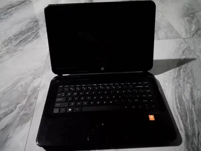 Di jual laptop monggo yang mau pinang laptop nya.. pakaian sendiri