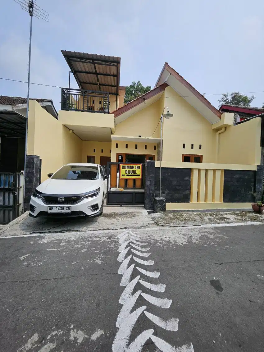 RUMAH 2 LANTAI DI KAWASAN PERUMAHAN LT 93 LB 90 SHM