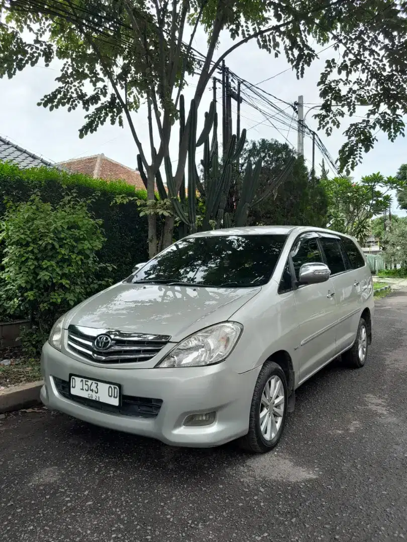 Toyota innova v at 2011