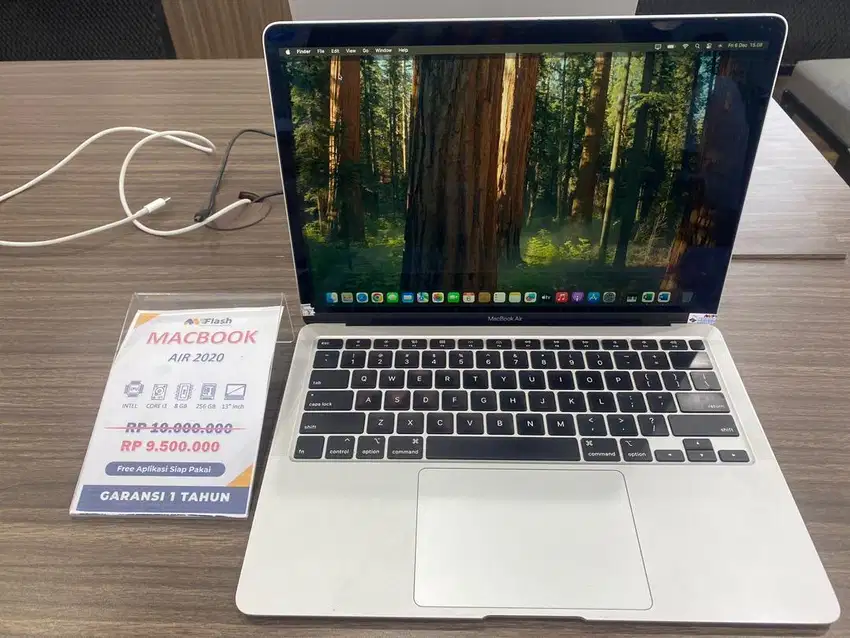 Macbook air 2020 Garansi 1 tahun carger plus tas lengkap