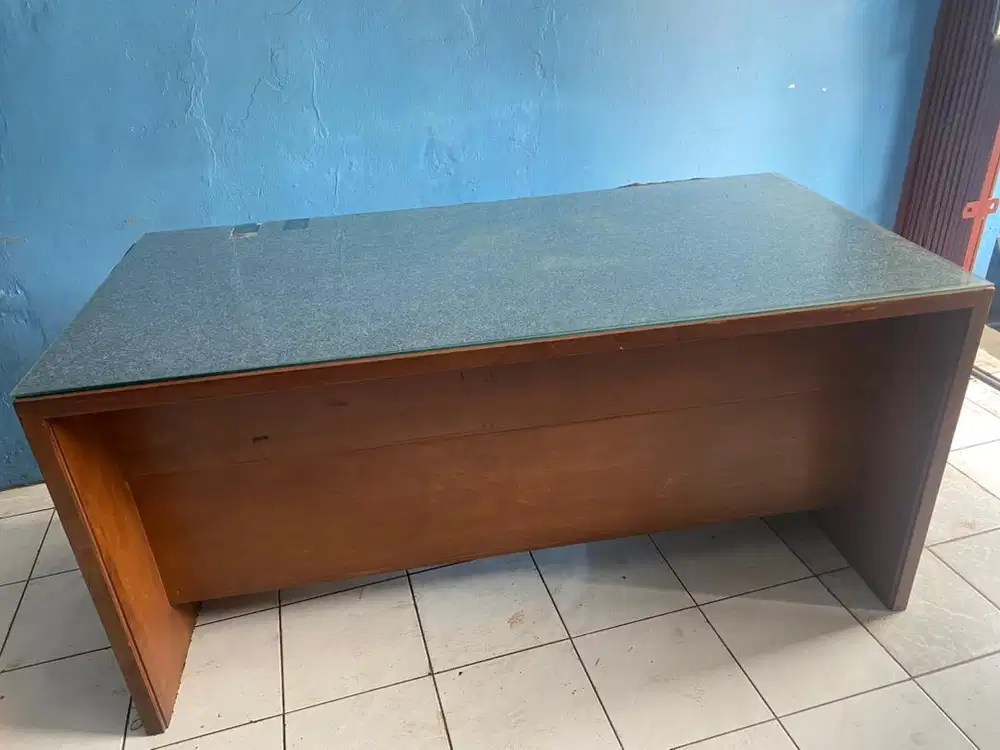 Meja kerja kantor