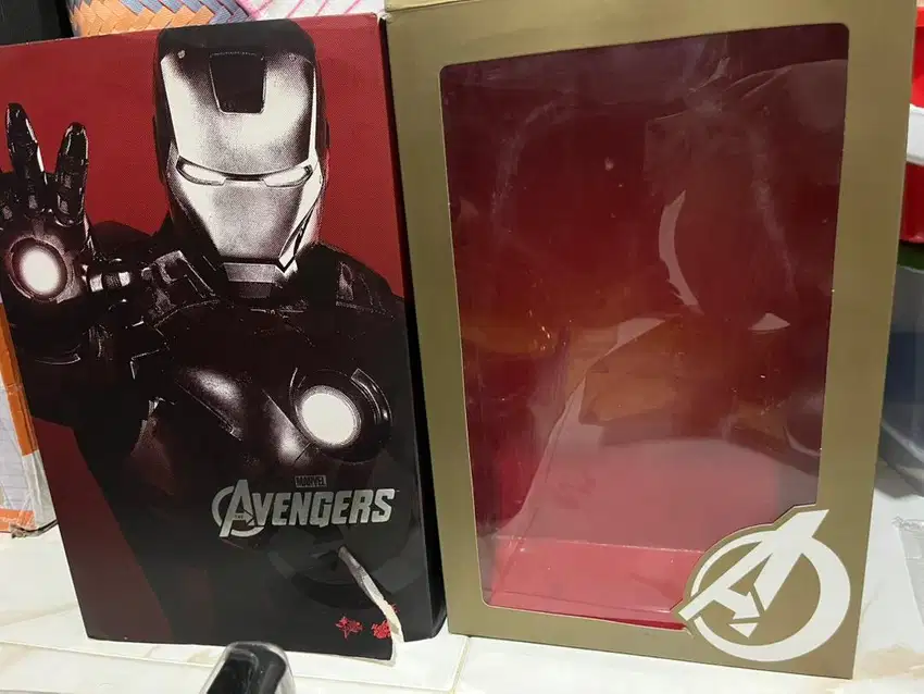 Hot Toys Iron Man Mark 7 Battle Damage Avengers