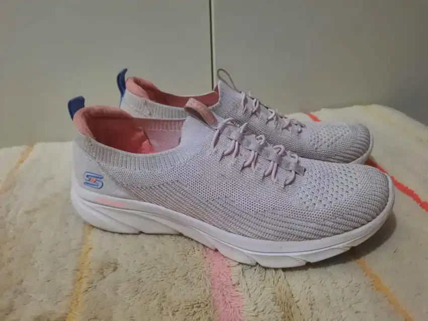 Sepatu Sneakers Wanita Skechers Dlux Comfort