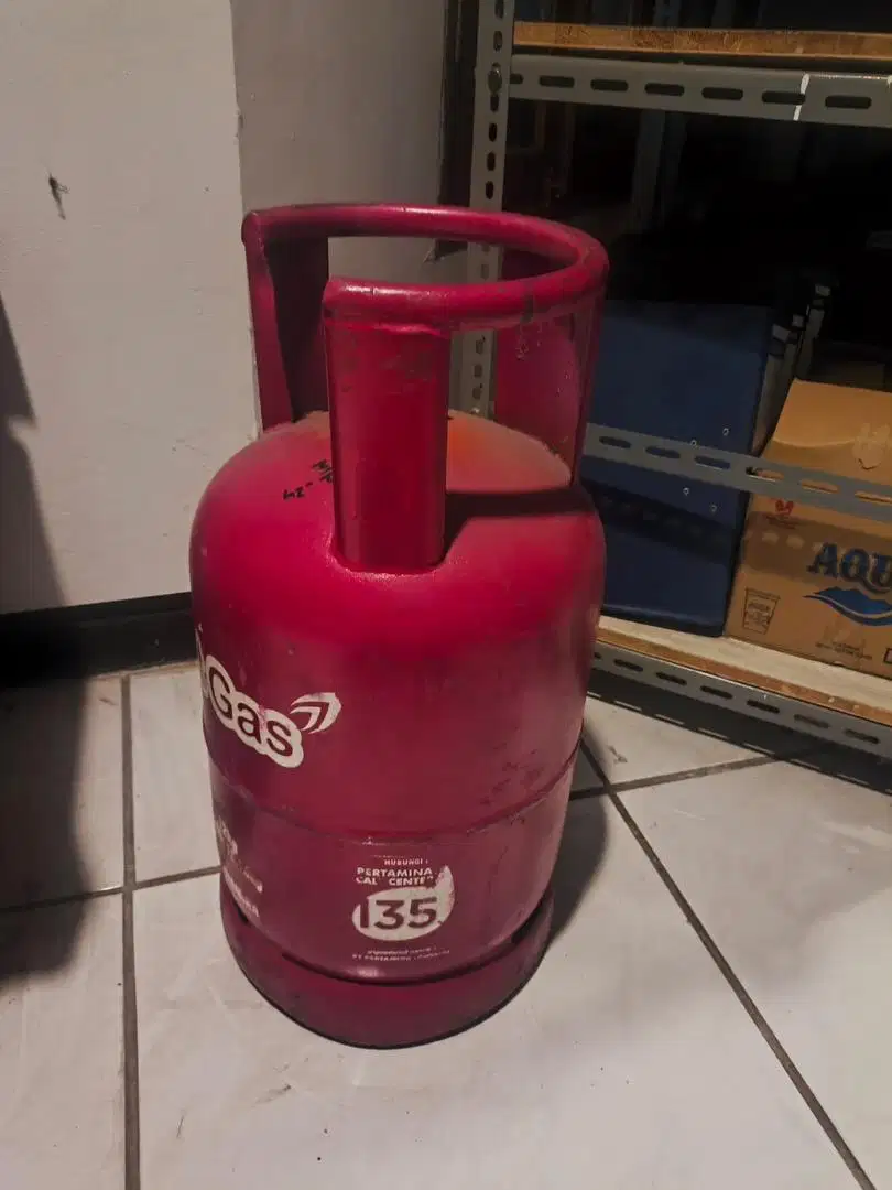 Dijual Tabung Gas Elpiji Kosong 12 kg pink