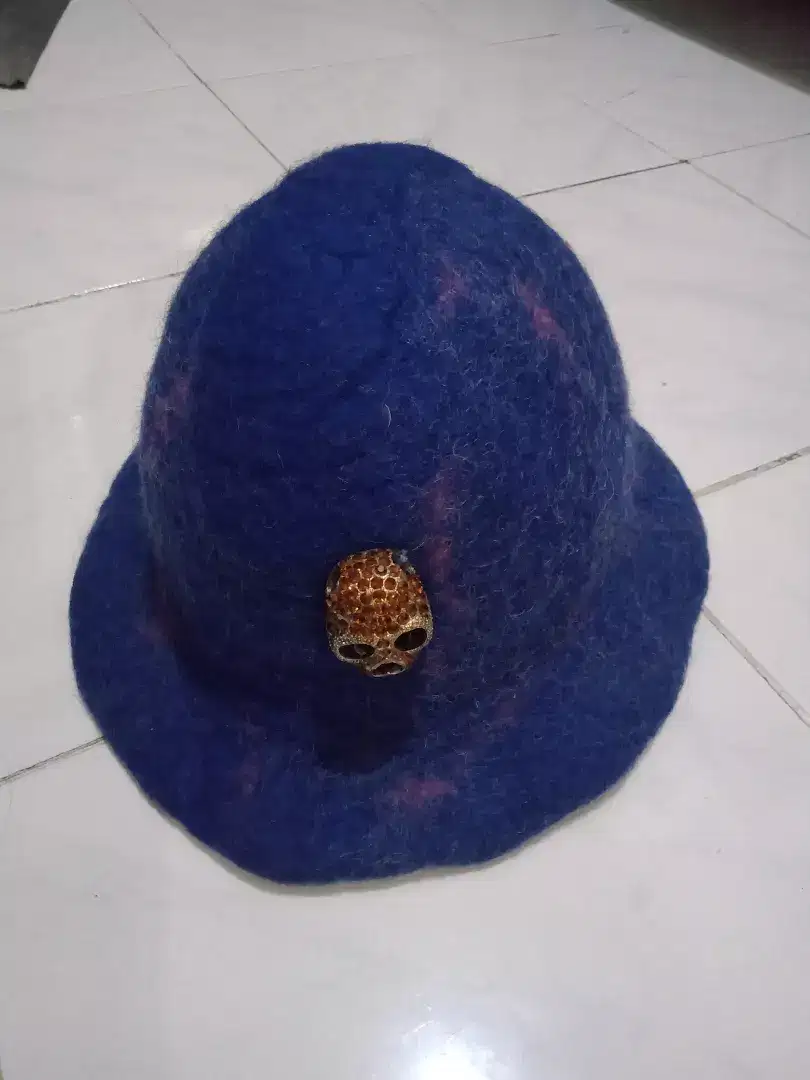 Topi tebal dari bahan woll