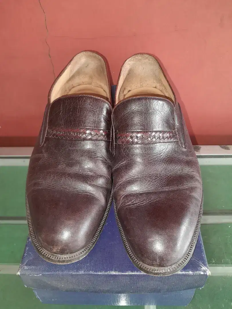 Sepatu pantofel kulit