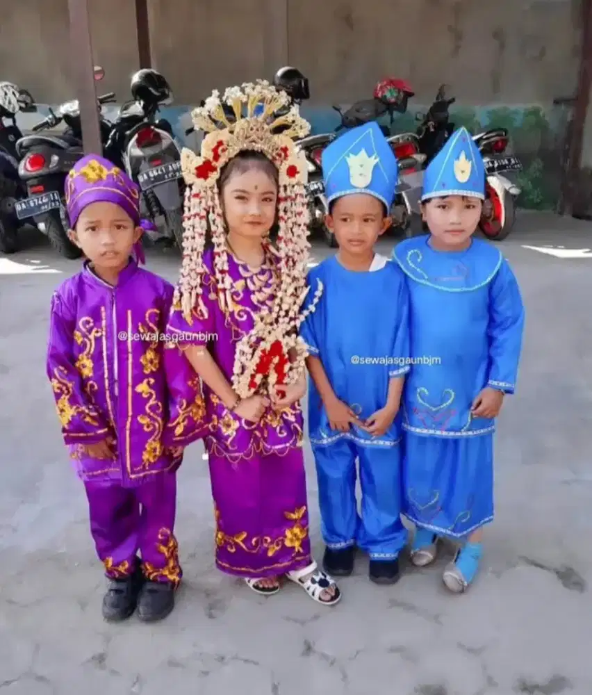 Aneka baju adat wanita