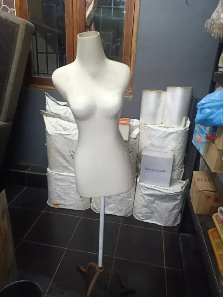 PATUNG SETENGAH BADAN WANITA BESI | MANEKIN WANITA HARGA NETT