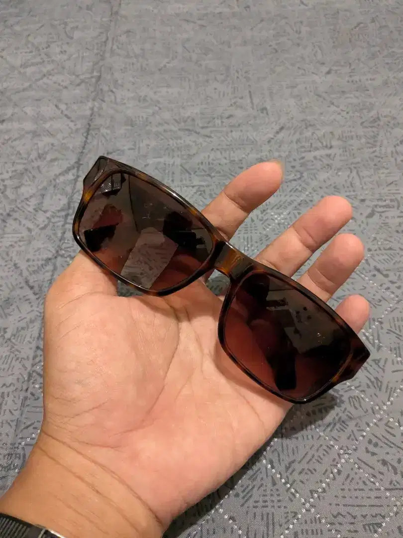 Kacamata hitam sunglasses guess original