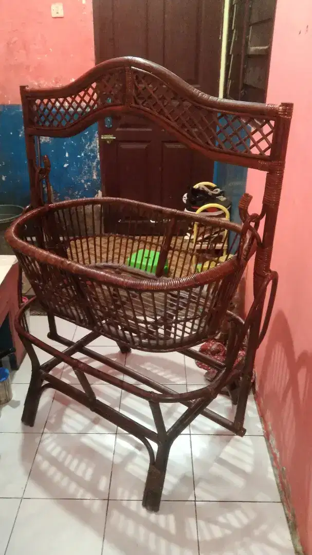 Tempat tidur bayi rotan