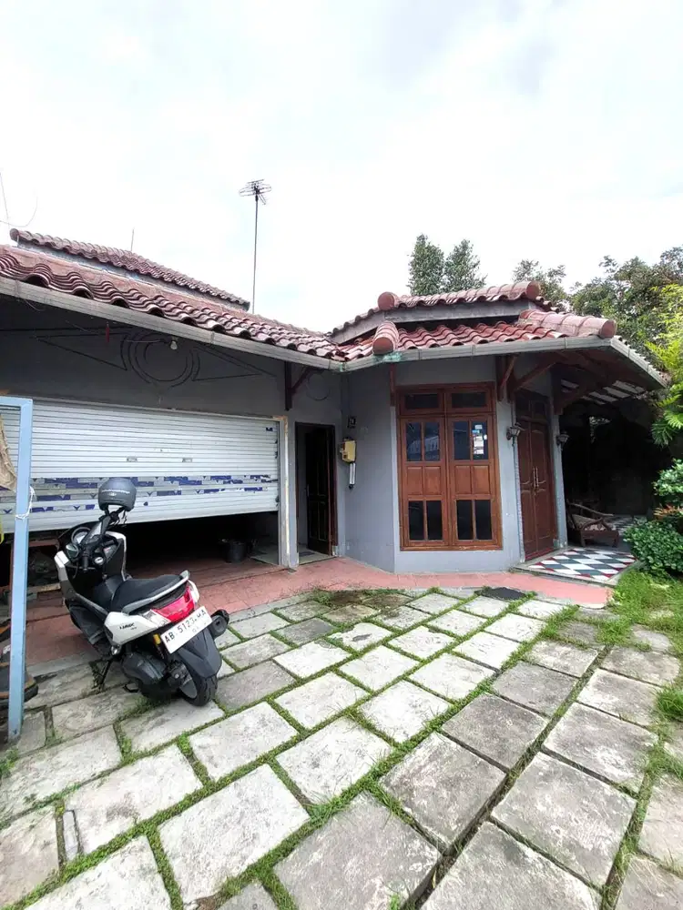 Rumah Halaman Luas Dalam Ringroad dekat Jalan Wates