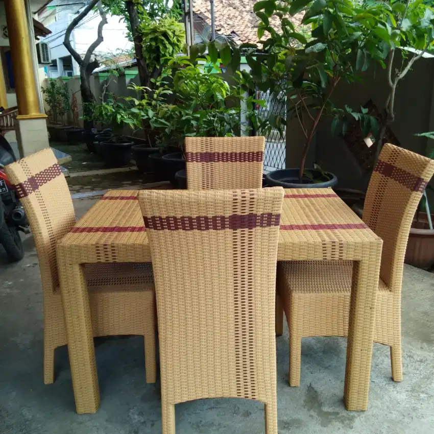 Meja Makan Rotan Sintetis Honey