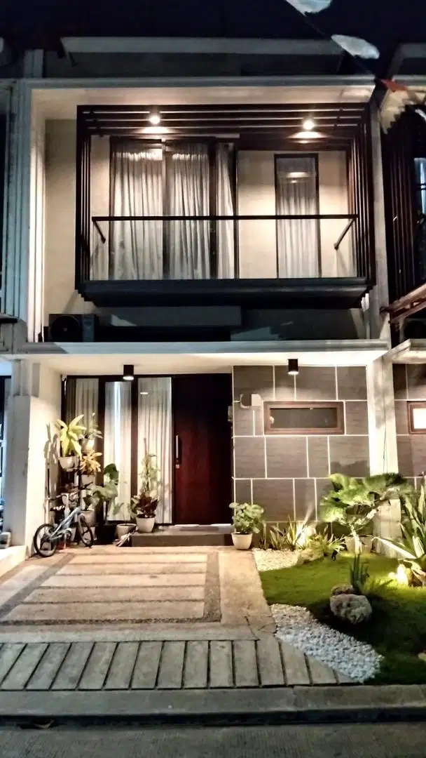 Dijual rumah 2 lantai Full Firnish bagus full renovasi di Golden City