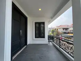 Rumah Baru Mewah  4 Lantai lift dan kolam renang lokasi kebayoran baru