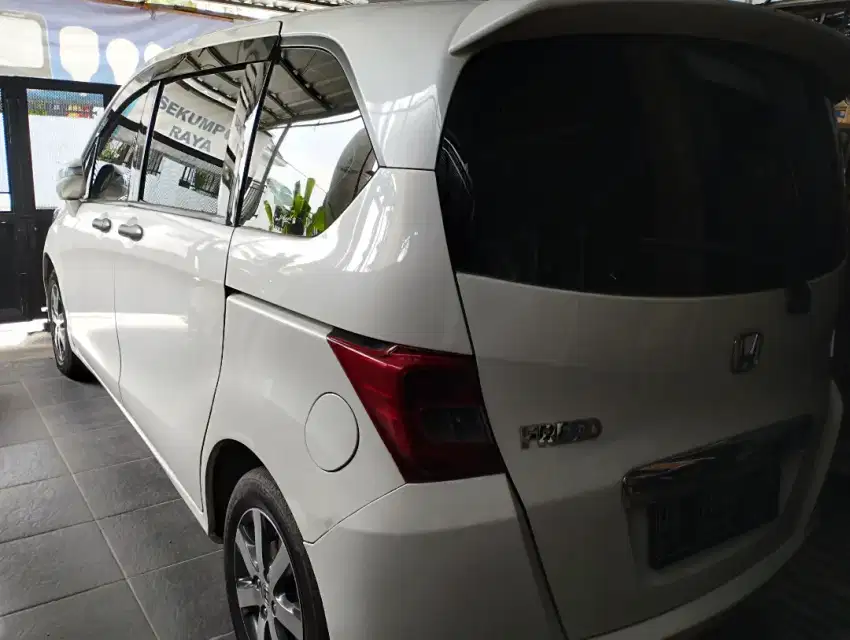 Honda freed e psd putih 2010.type tertinggi