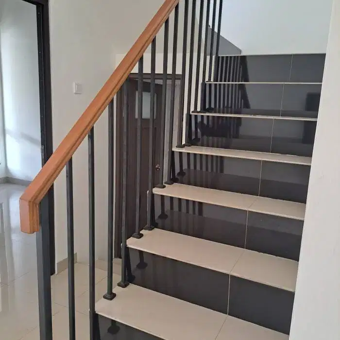 reling tangga bahan kayu dan besi holo galvanis anti karat