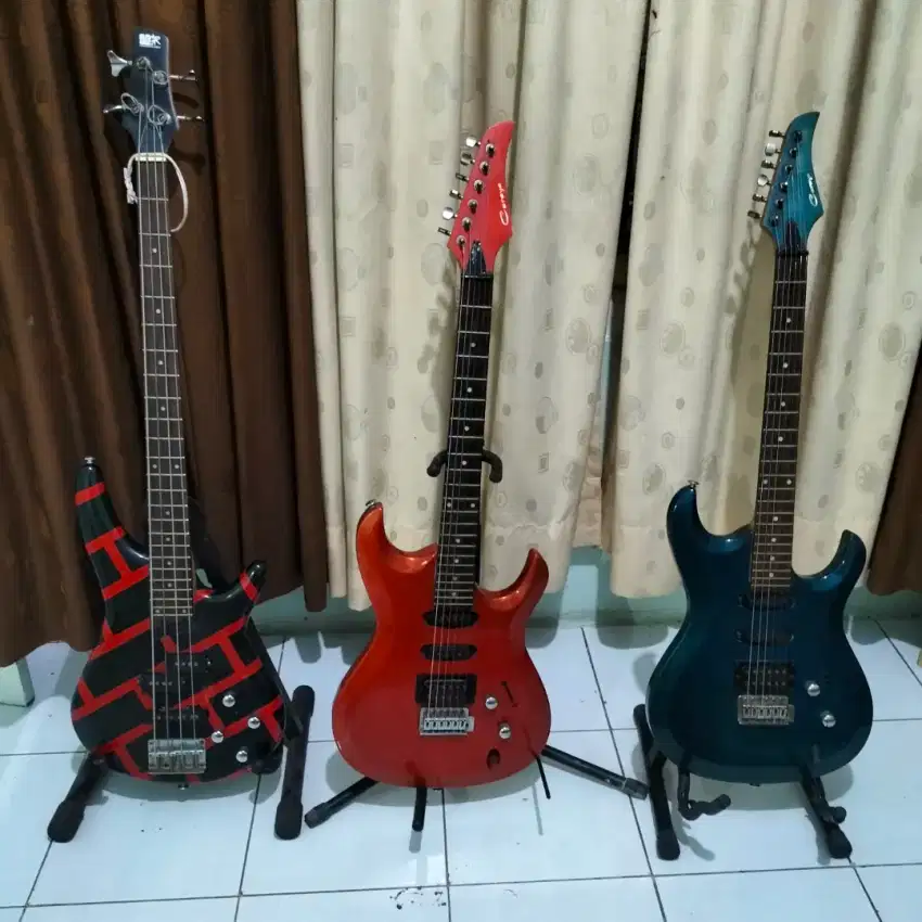 Jual borongan  2 gitar caraya dan 1 bass Ibanez sdgr