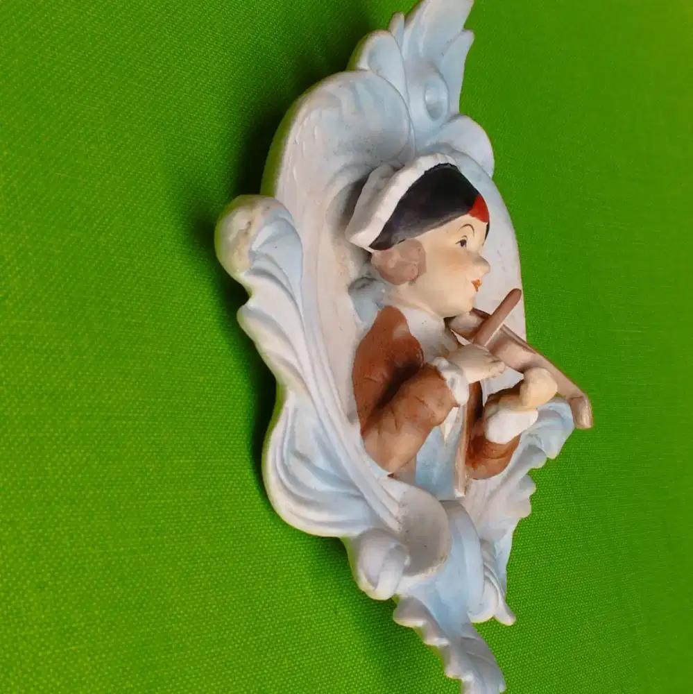 Pajangan antik berupa sosok laki2