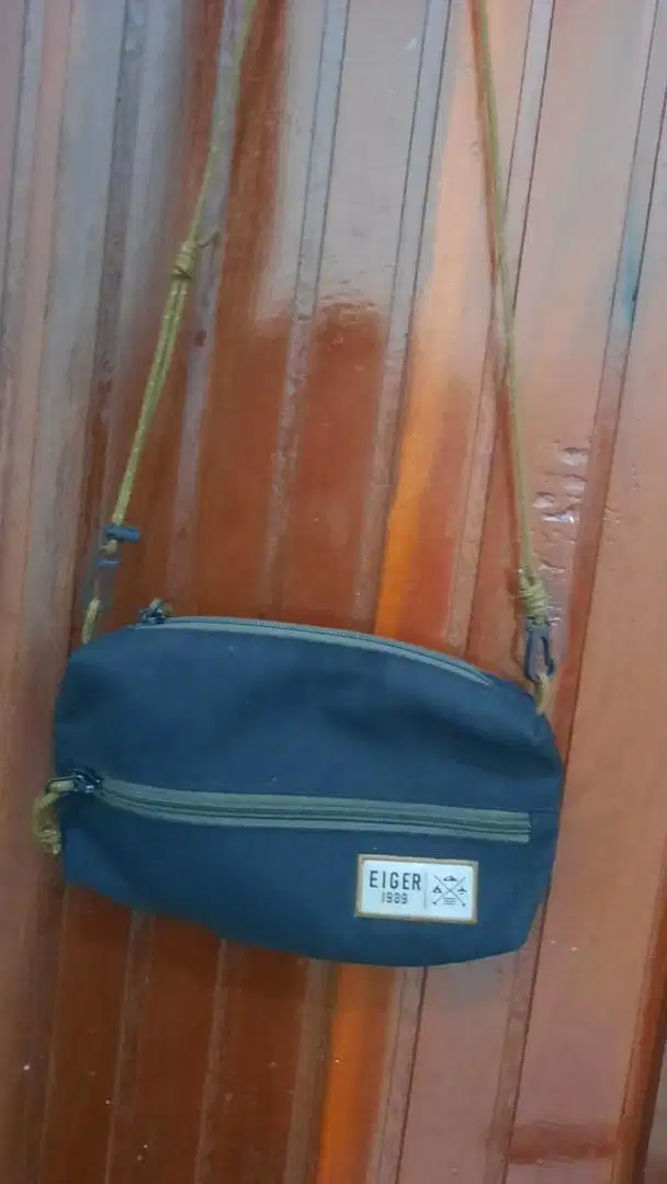 Tas selempang merk eiger