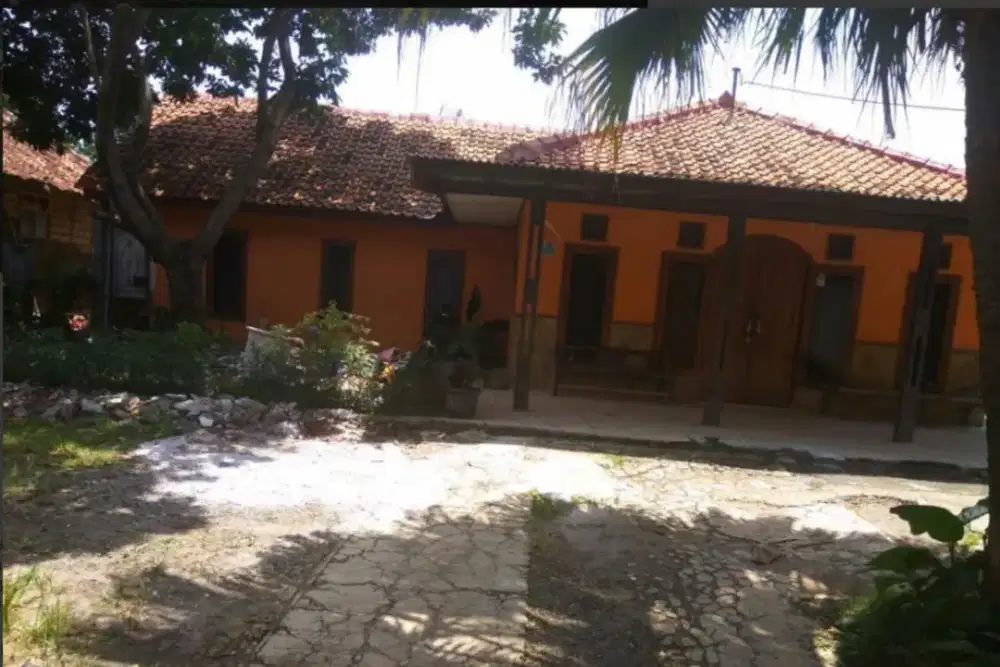 Rumah kampung tanah luas pinggir jalan raya shm