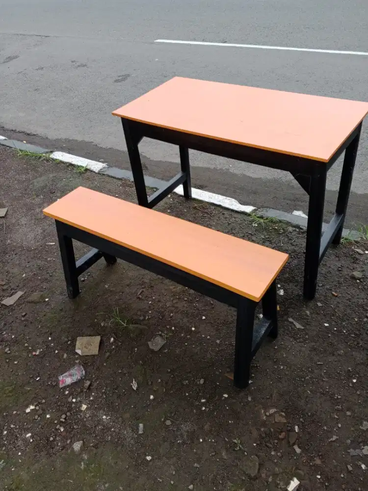 Meja jangkung dan tempat duduk