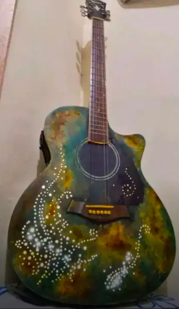 Lampu dinding dari bekas gitar elektrik lawas sepeda antik vintage