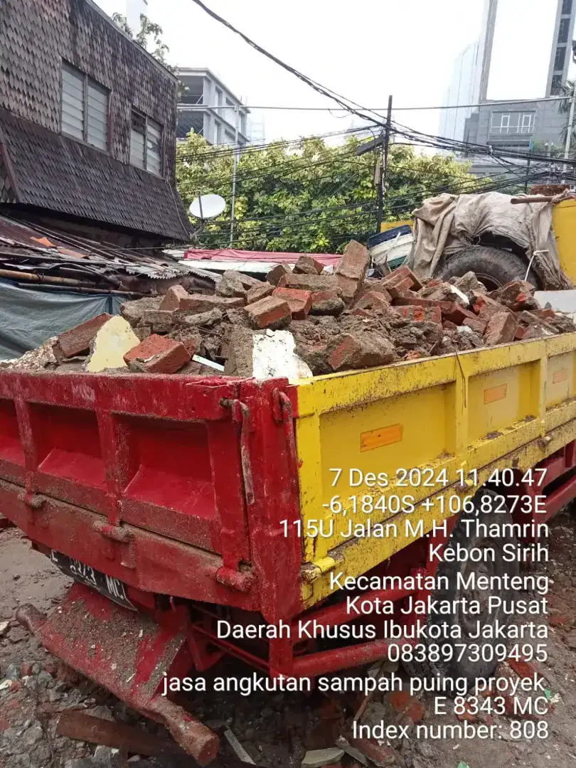 Buang puing bangunan dan angkut sampah