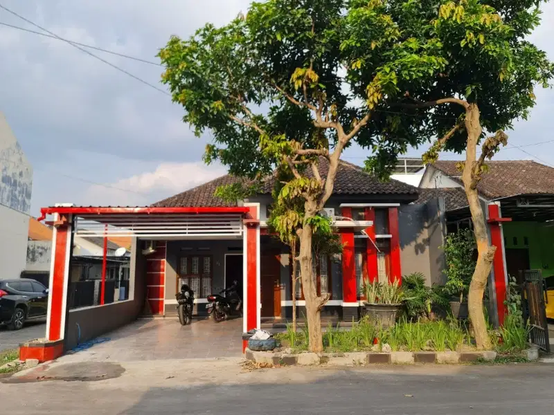 rumah sewa fasilitas kolam renang dekat bandara Colomadu