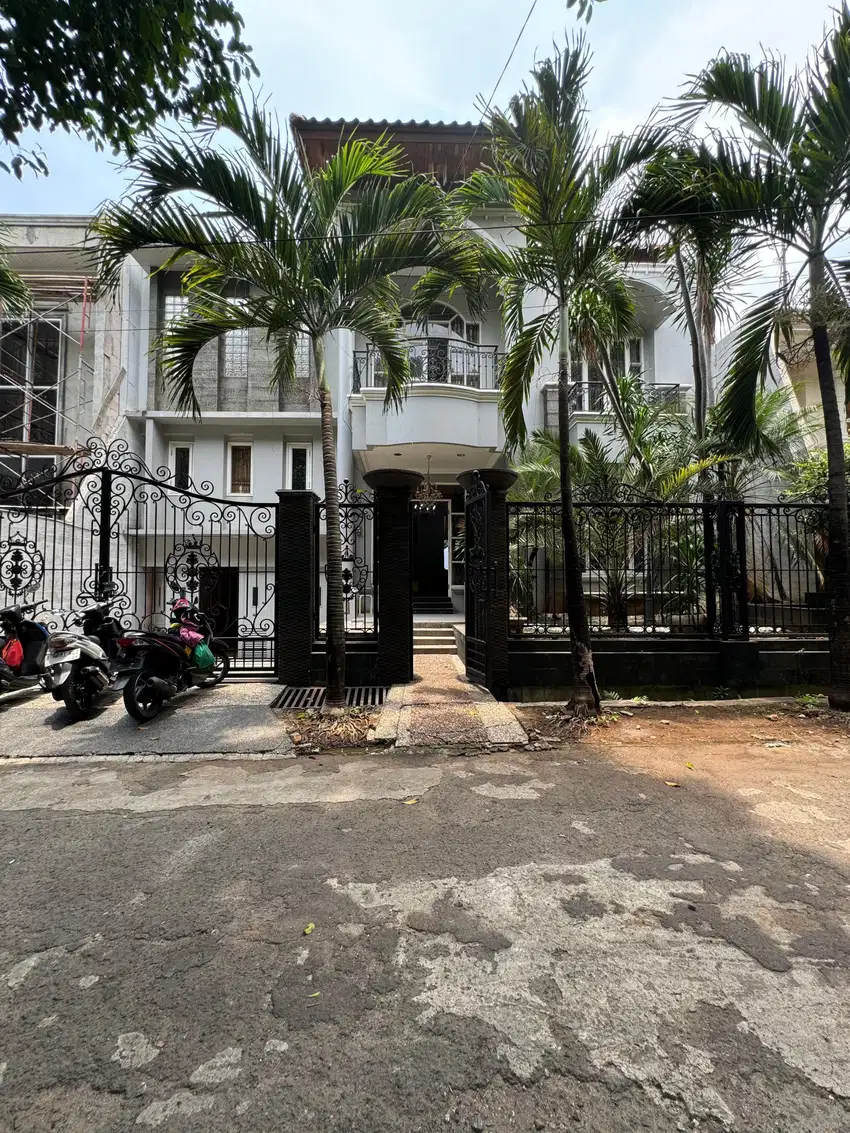 DIJUAL RUMAH SECOND TERAWAT DI CIBUBUR JAKARTA TIMUR