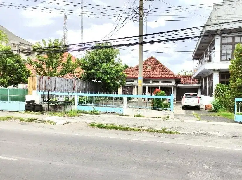 Rumah dan Ruang Usaha Pinggir Jalan Provinsi