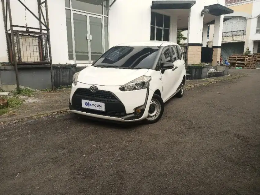 Like New - TOYOTA SIENTA 1.5 E BENSIN M/T 2017 PUTIH