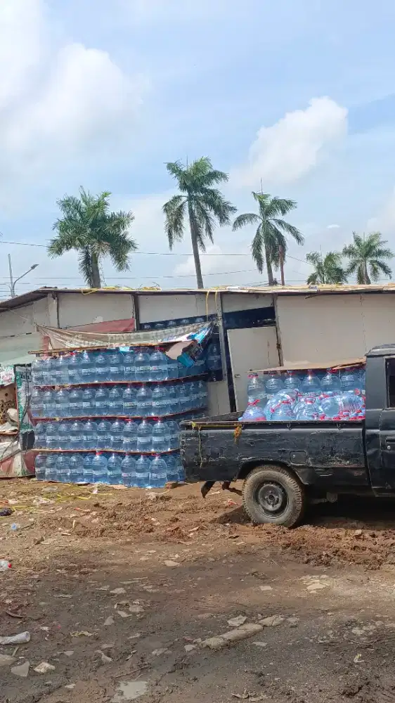 Di butuhkan kenek buat muat naikin barang air galon