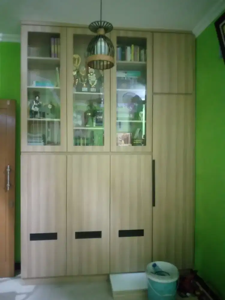 Lemari piala minimalis