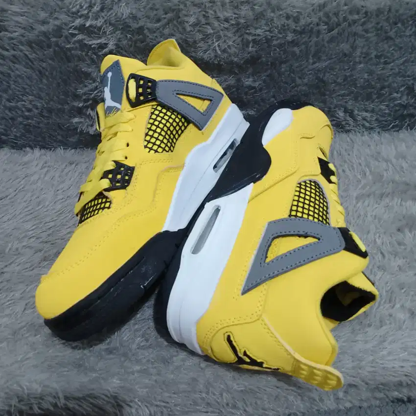 Nike Air Jordan 4 Retro Mid Lightning