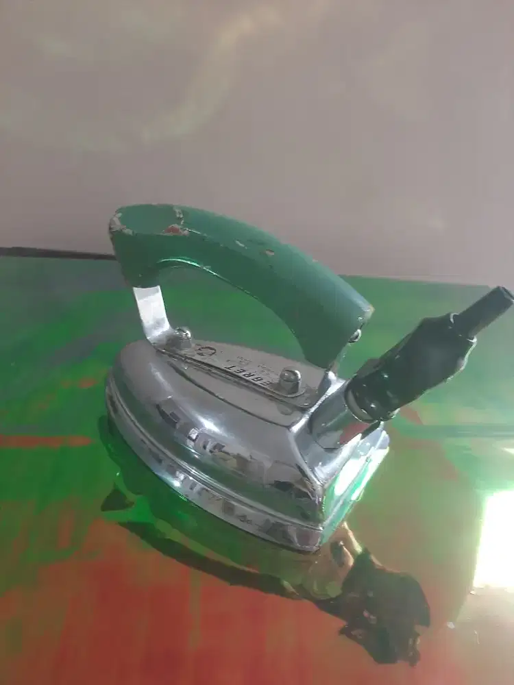 Display setrika jadul Egret