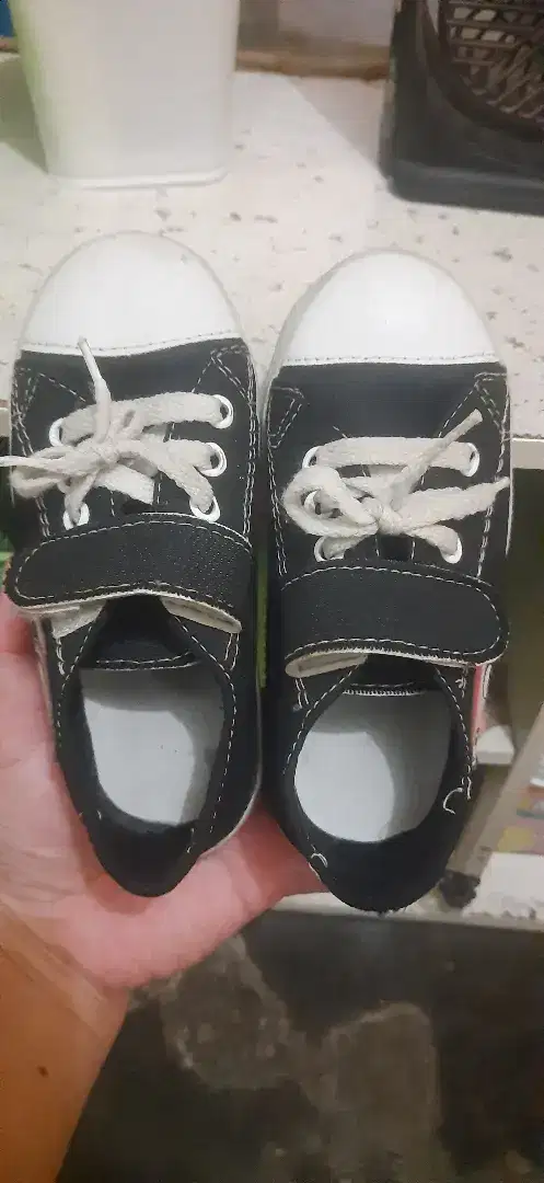 Sepatu anak lakilaki