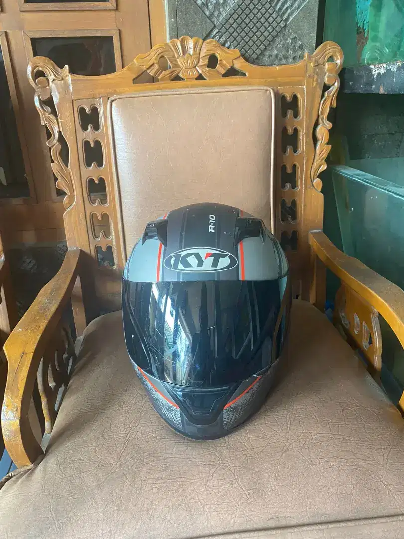 DIJUAL HELM BEKAS KYT R10