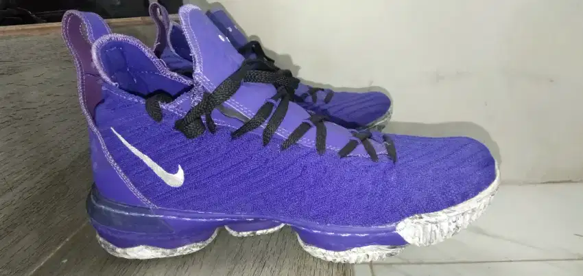 Sepatu basket nike lebron 16