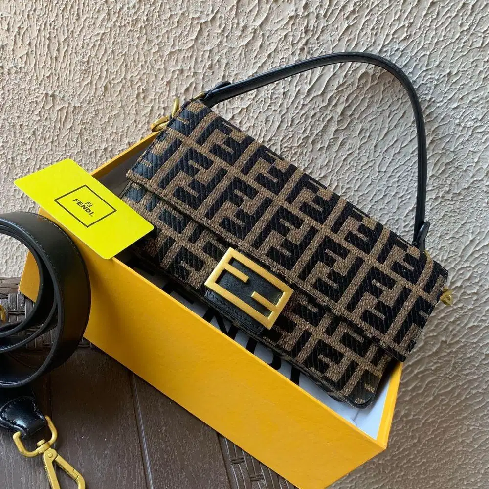 Tas slempang Fendi wanita