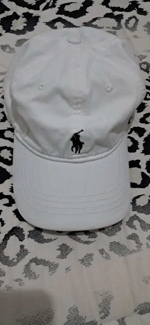 Topi polo putih