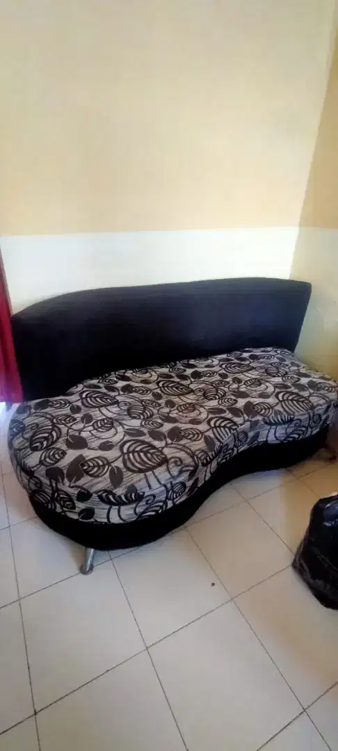 Sofa bekas, plus bantal sofa, kursi bekas