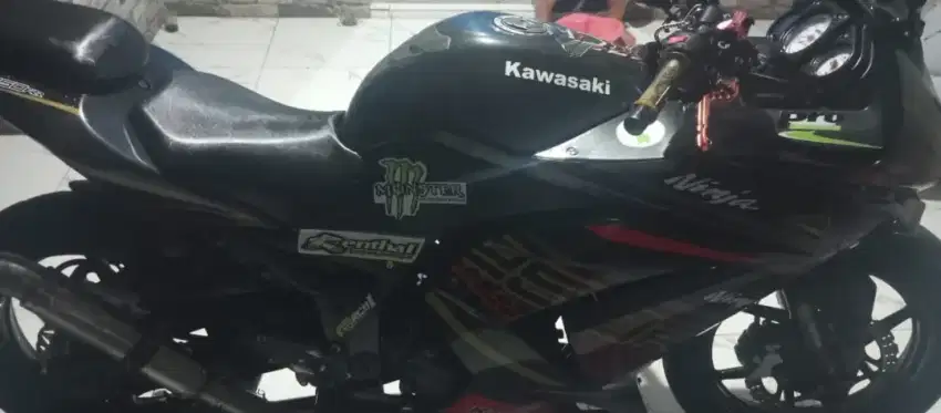 Suzuki 250 warna hitam