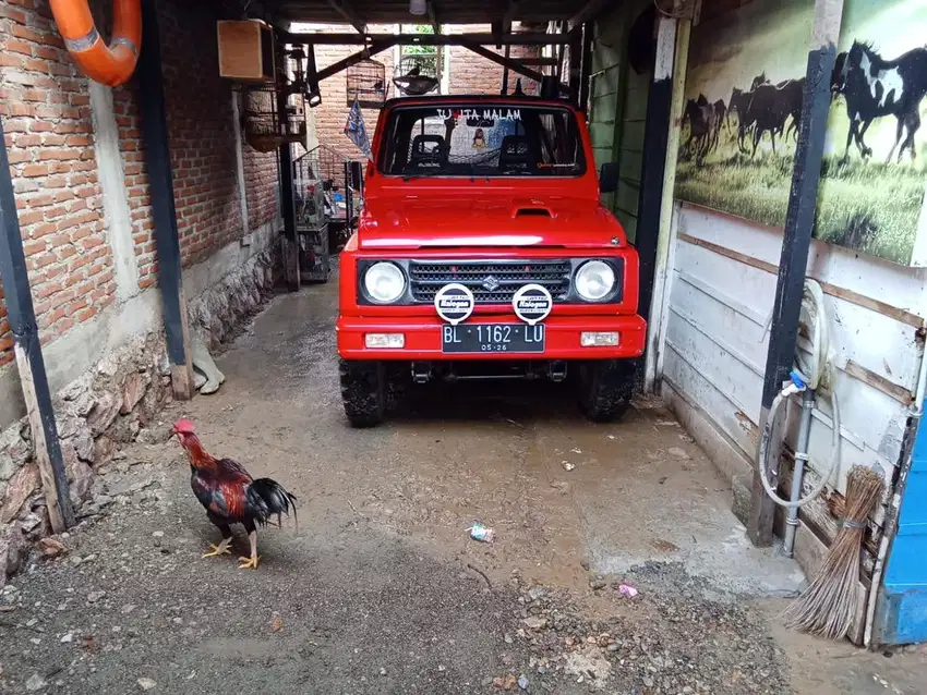 Dijual mobil jimey tahun 90 warna merah