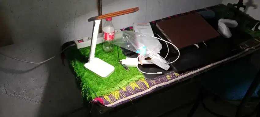 Lampu meja belajar atau komputer