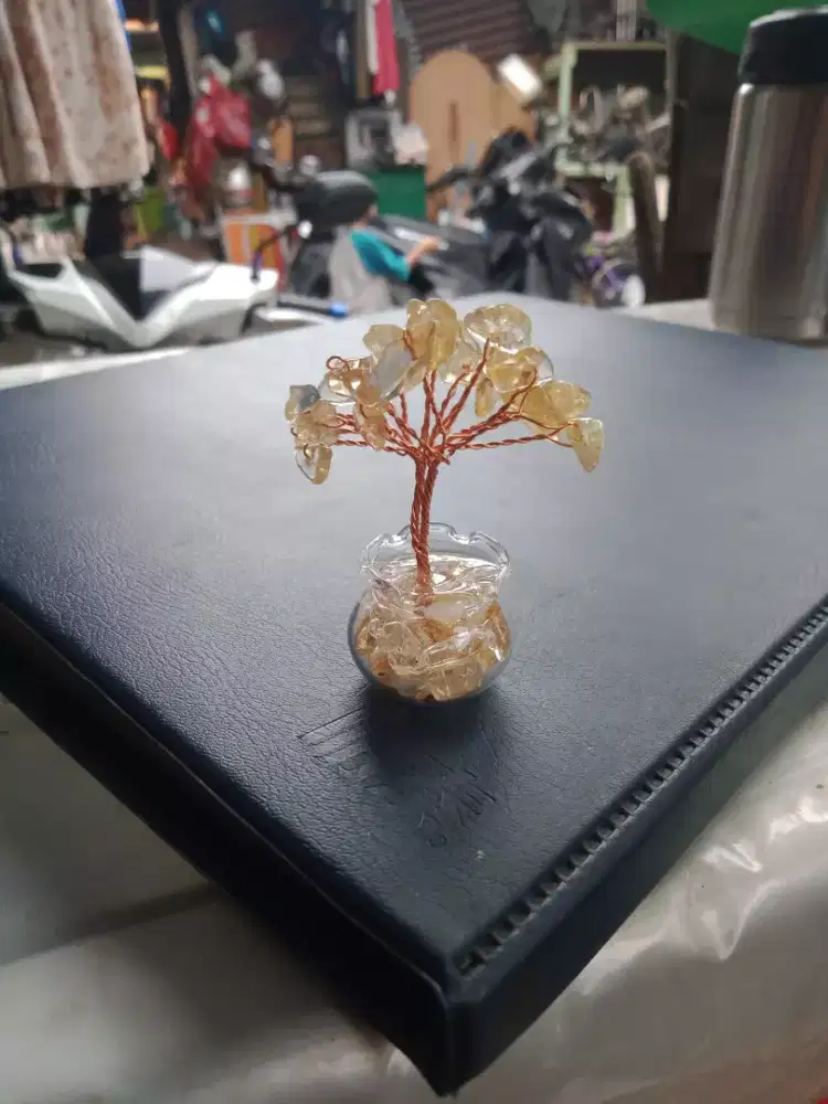 Barang antik pohon mini dari batu golden citrine