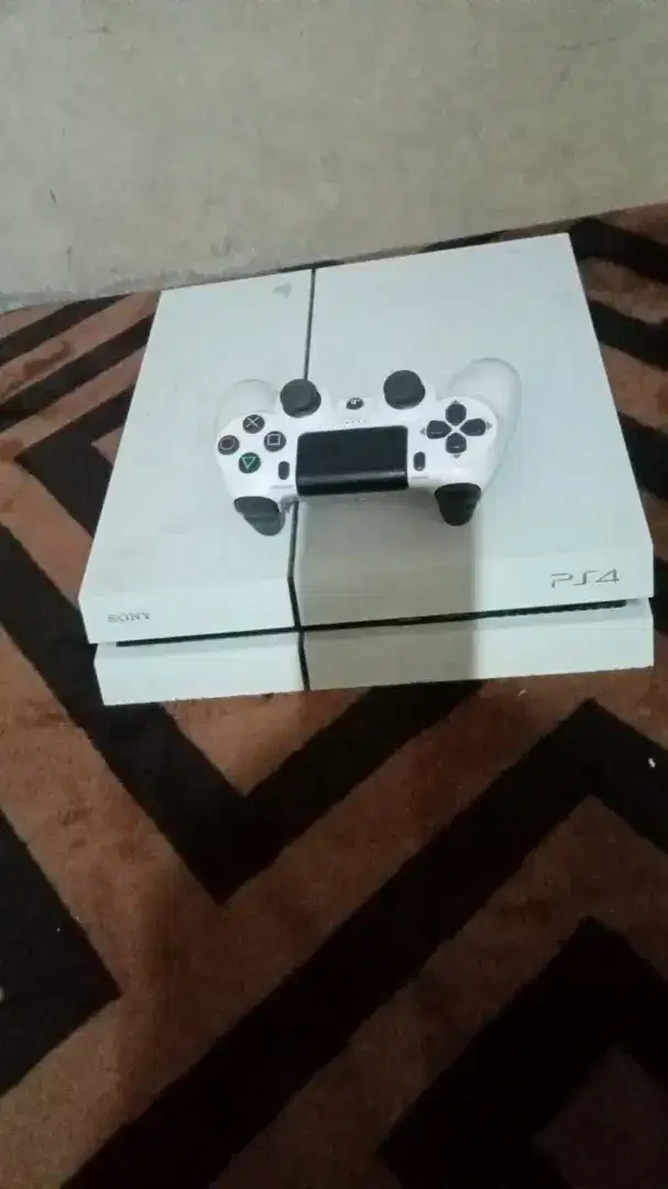 Playstation 4 white