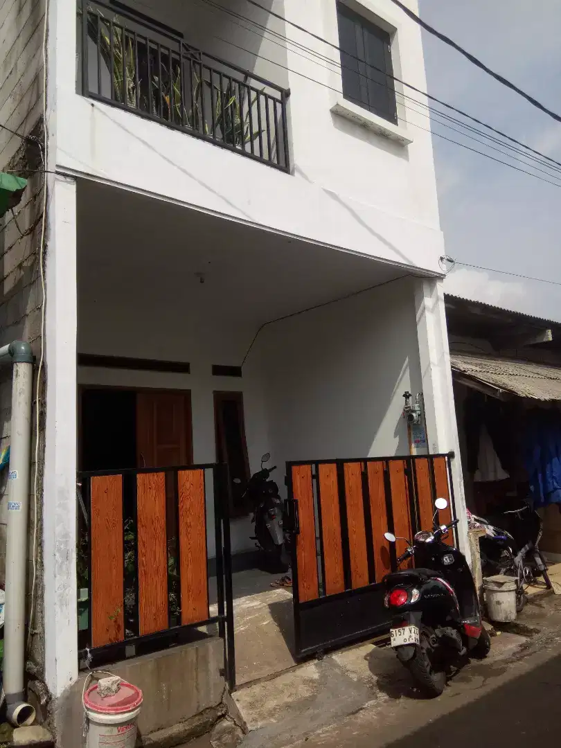 Rumah Di jual 2 lantai akses jalan. Mobil di kayu gede