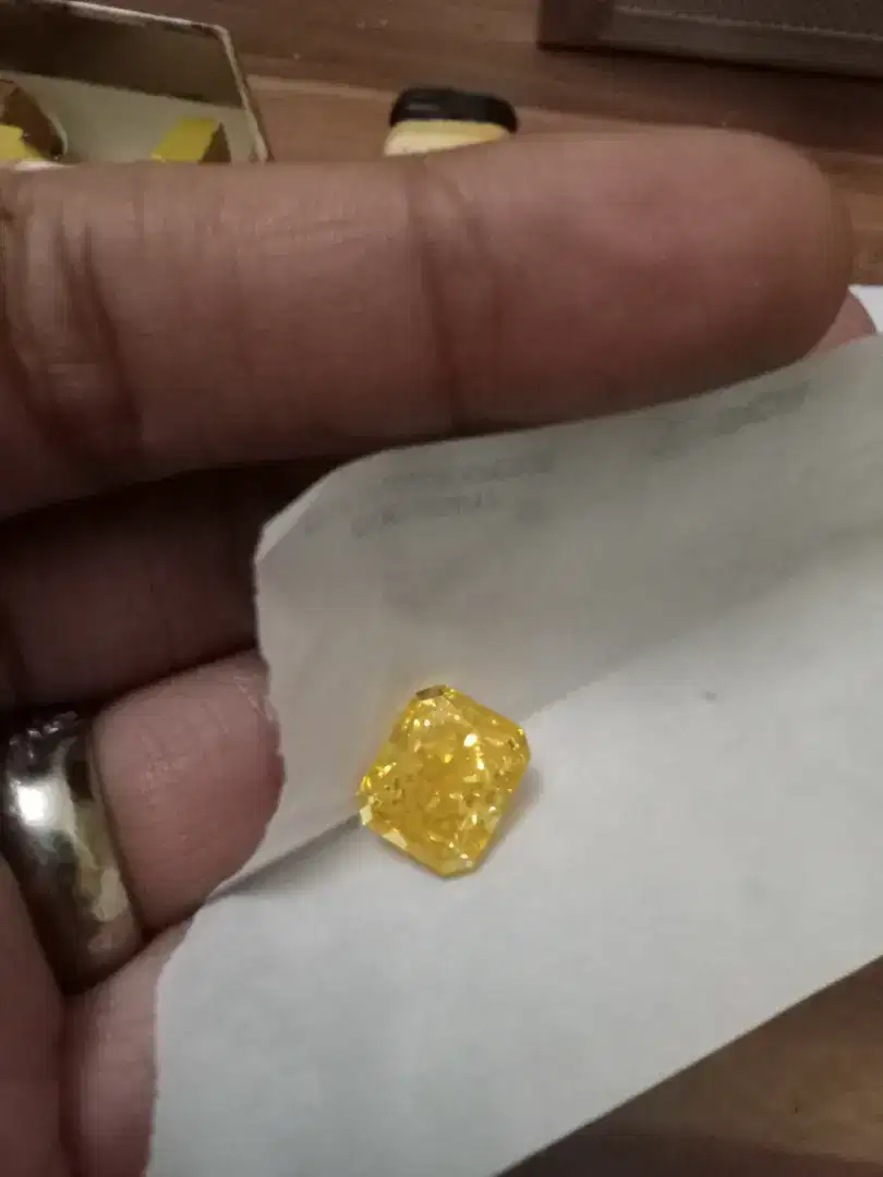 Yellow diamond 11 karat up