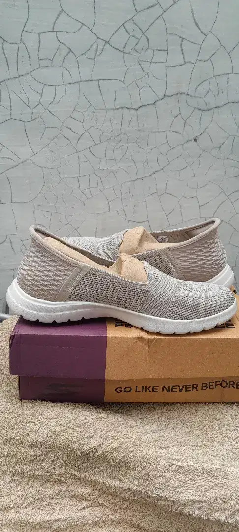 [BARU] Sepatu Skechers slip-ins on the go