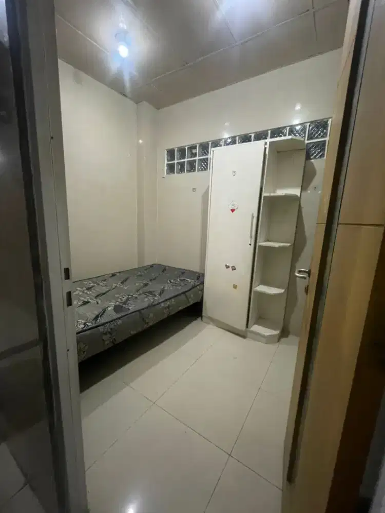 Bagian pemeliharaan kost. Ngecat. Cuci ac. Bersihkan kamar mandi.